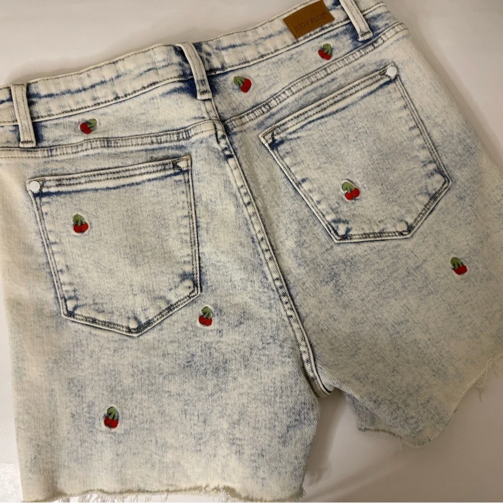 Judy Blue Cherry Bomb Denim Shorts High Rise Distressed Raw Hem Large